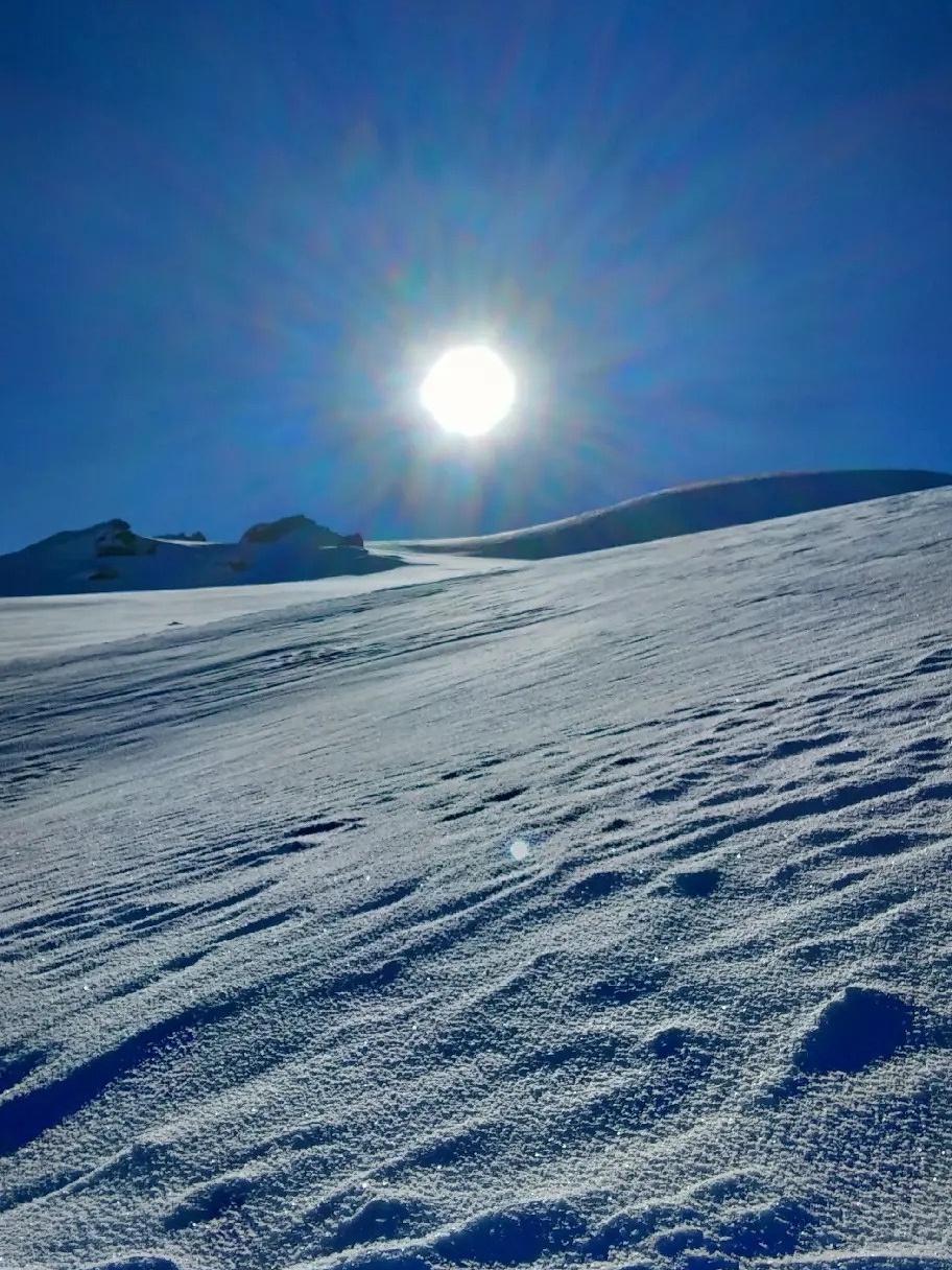 ❄️春日雪野漫跑指南｜阿勒泰秘境打卡

谁说春天只能踏青？在阿勒泰的雪野间，藏着