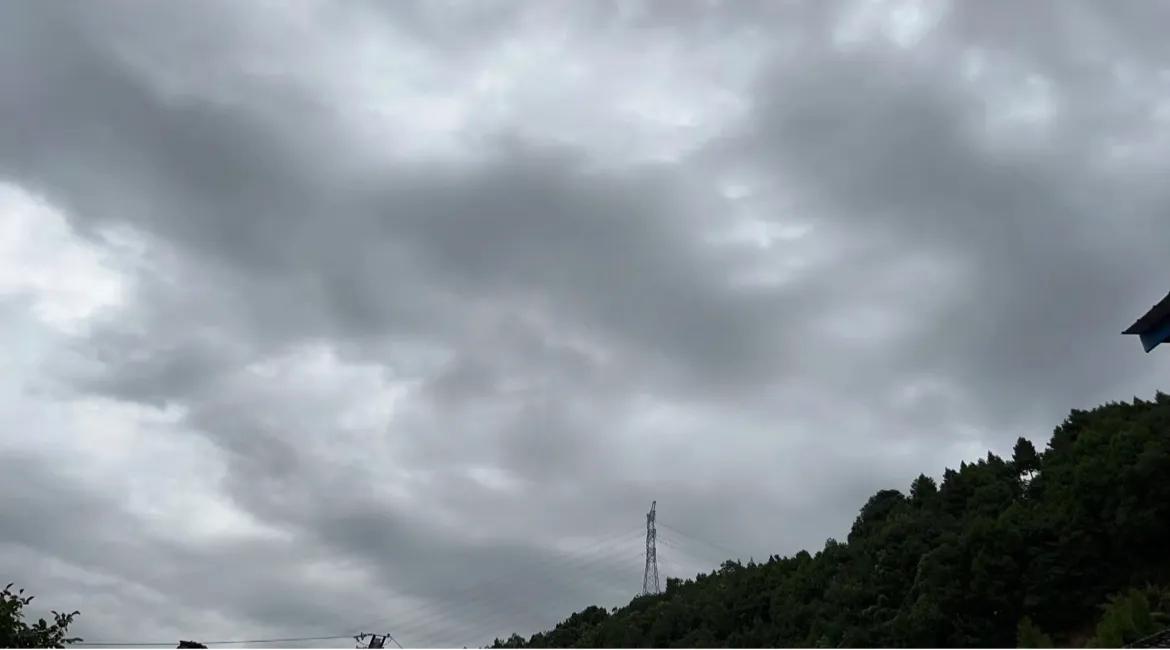 观察一下身边的人你就会发现但凡那些脾气倔强性格刚硬的人命运都不太好他们的生活，常