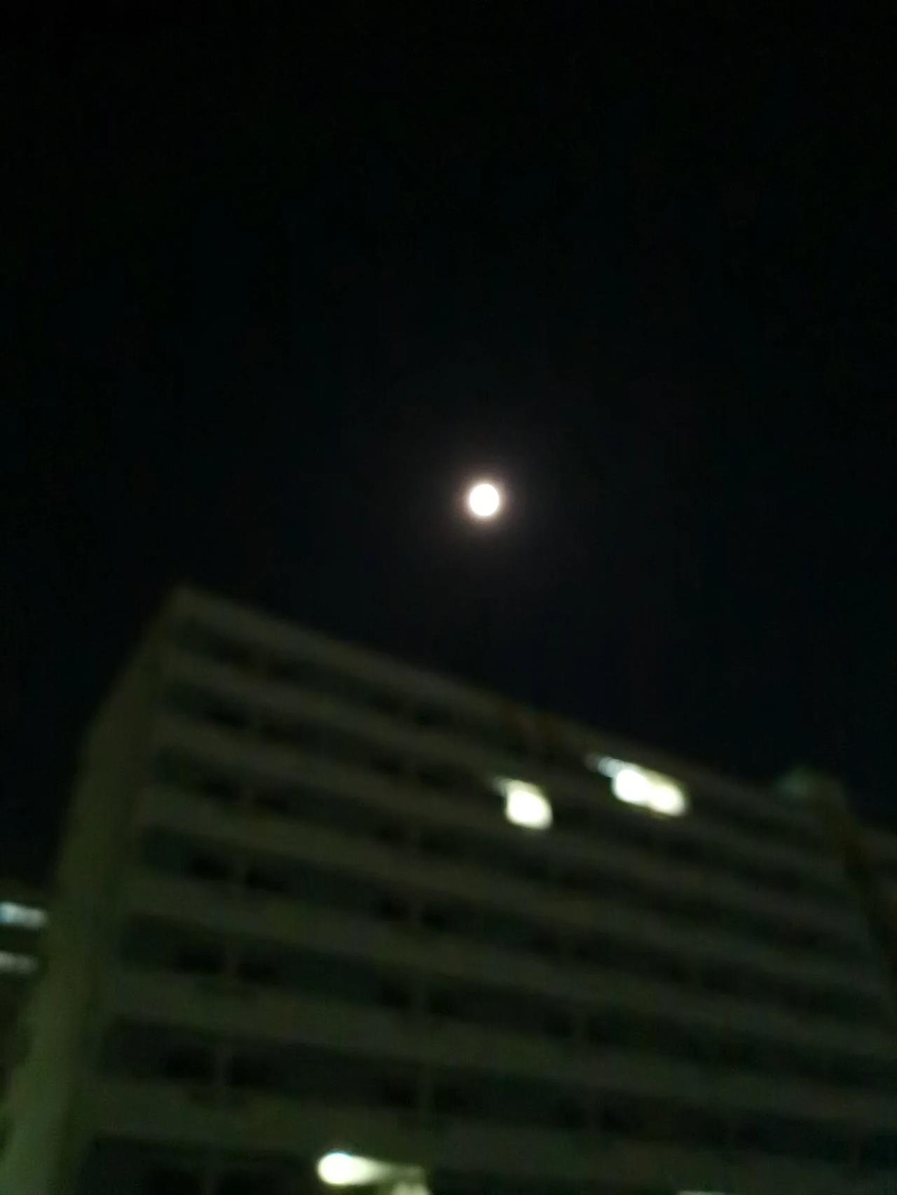 #上联：香烟点孤独；诚邀下联#劣酒解忧愁