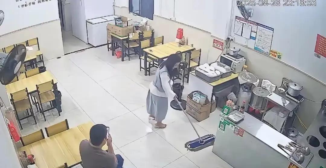 余先生8月23号在惠州自家汤粉店抬头那一刻，差点把勺子扔了。

眼前买早餐的女人