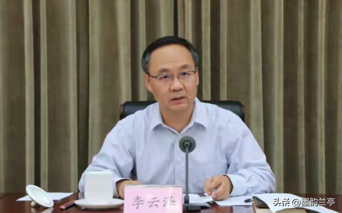 6月26日，全国人大常委会一则公告打破平静，明确决定罢免李云泽的全国人大代表职务