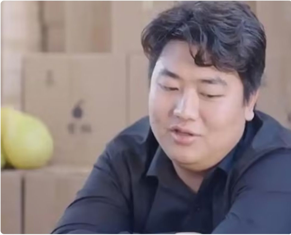 全红婵哥哥直播带货，给灾区捐3万被嫌弃太少，网友要求他捐30万 