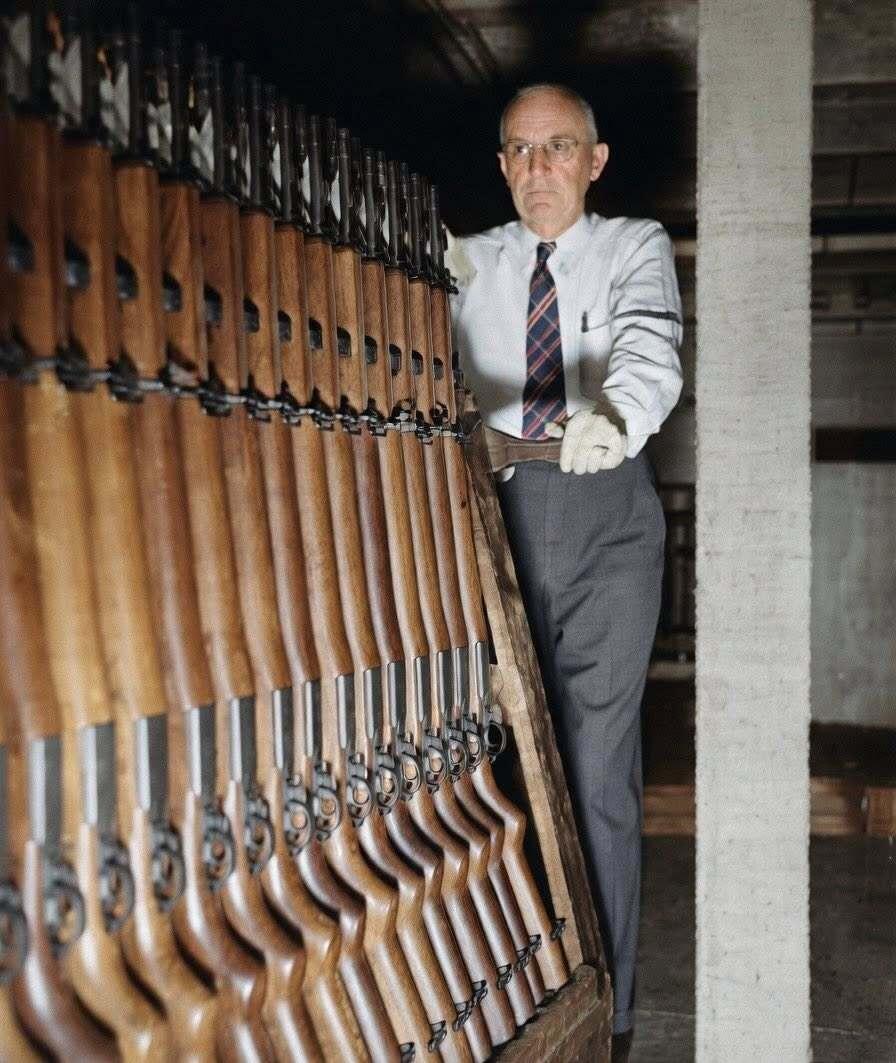 M1加兰德步枪是二战和朝鲜战争期间美国军队的制式步枪，标志着步兵武器发展史上的一