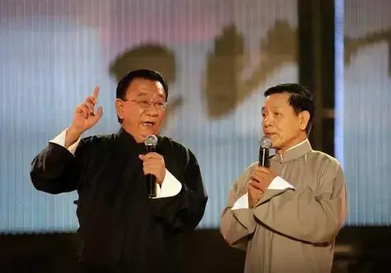 侯耀华先生还真的是头脑很清醒，思路很清晰，身体很健康，讲话说说话也有很幽默风趣，