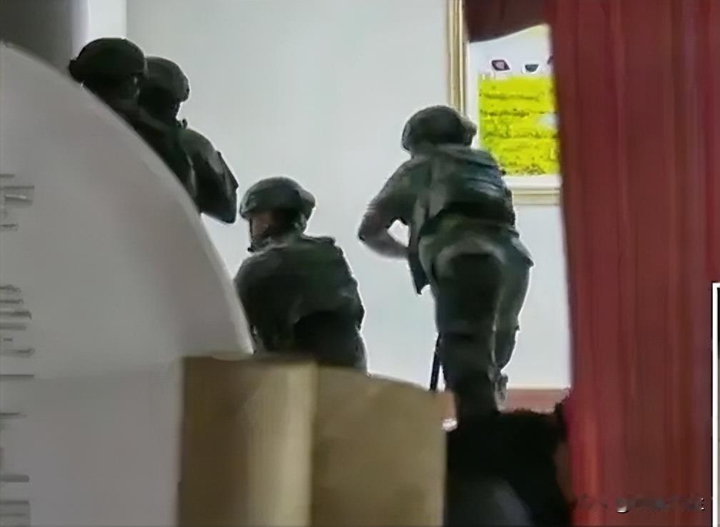 菲律宾参议院内传出枪声，武装执法人员正在大楼内搜寻一名遭国际刑事法院（ICC）通