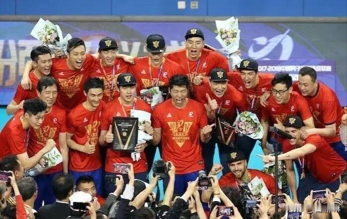 24年等待终破局！残阵上海逆天翻盘，硬刚卫冕冠军拿下总决赛首胜！
 
真正的篮球