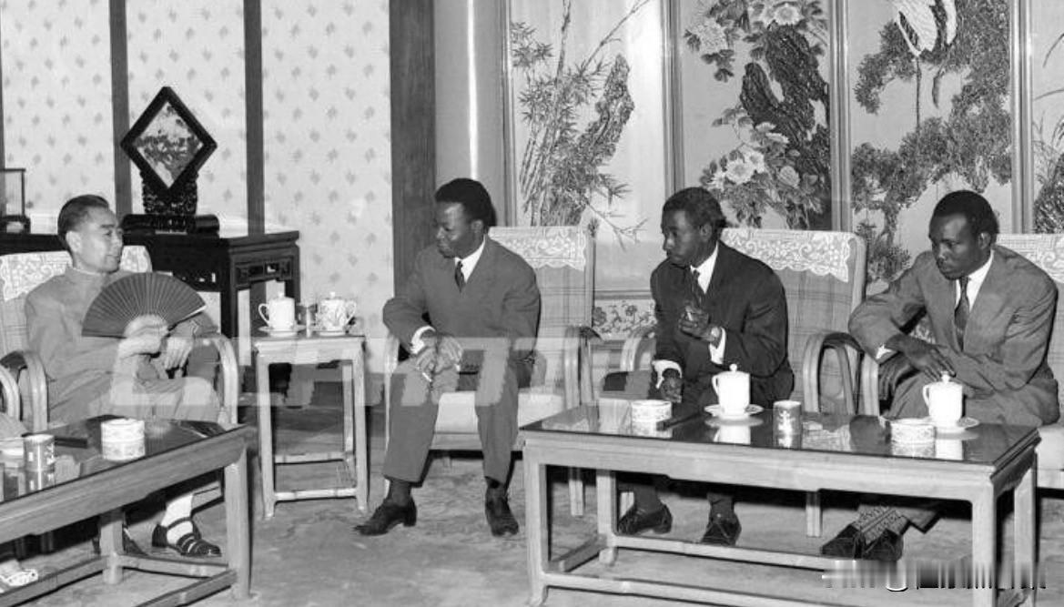 【周总理历史上的今天——6月26日】
1964年6月26日，马里共和国发展部长库