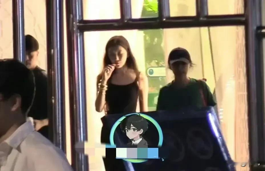 又有大瓜！


昨天，李亚鹏带着19岁女儿李嫣和朋友聚餐。

吃完饭出来，李嫣竟