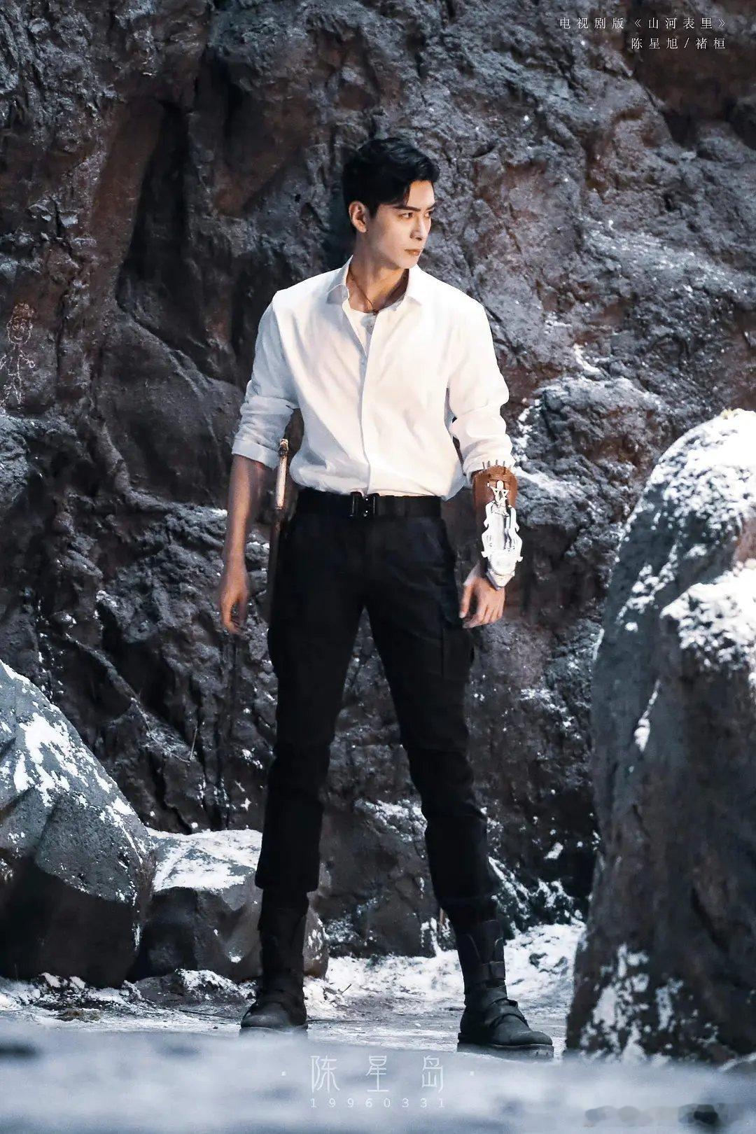 这是陈星旭，我嘞个白衬衫加西装裤诶 ​​​