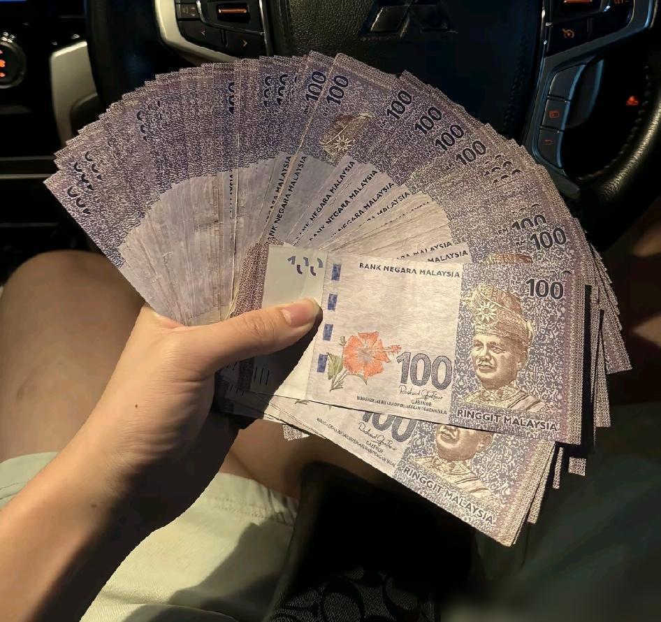 去年堂妹找我借了一万块，我不好意思开口催她还。

说实话，借钱的人心里都有本账，