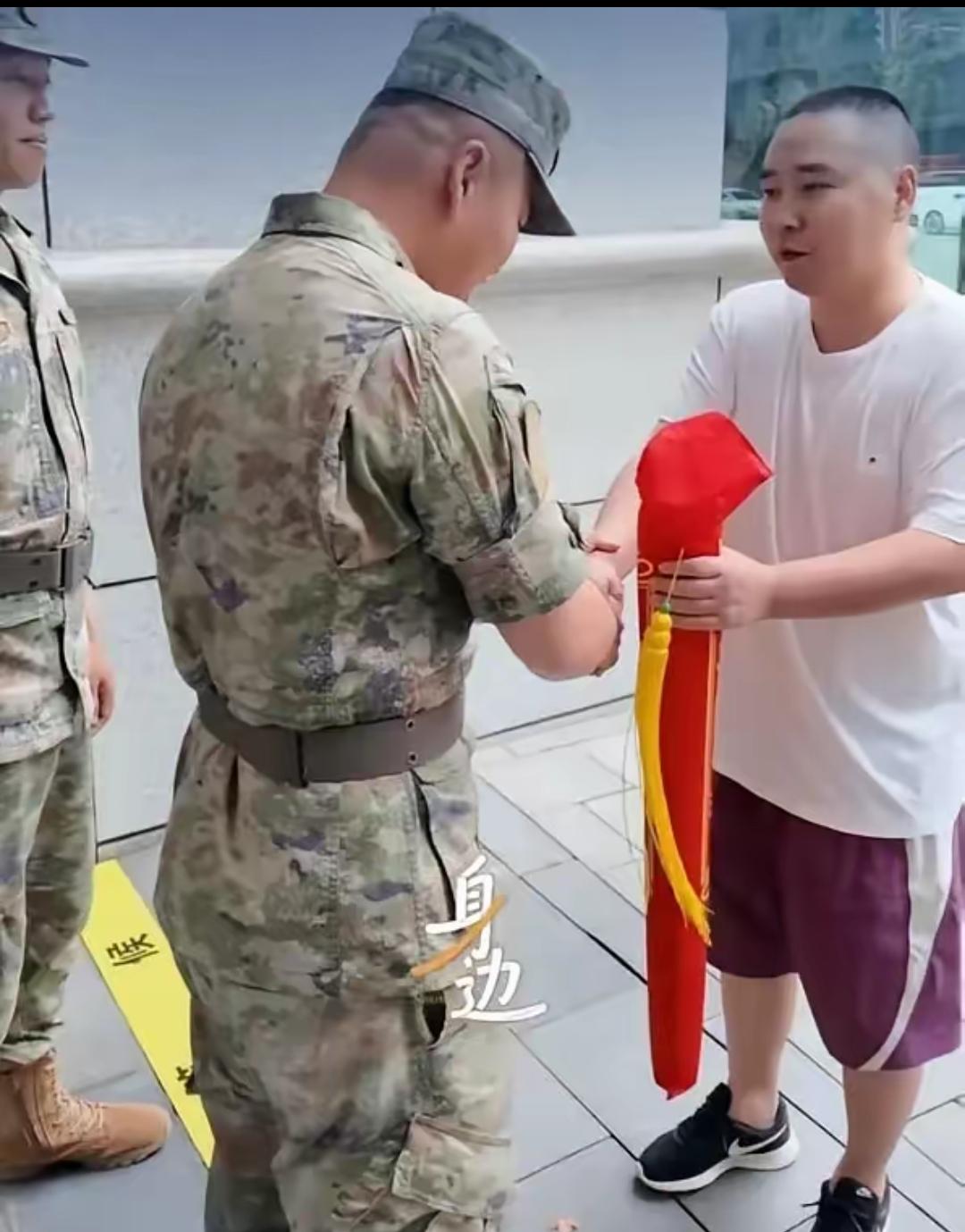 四川成都，一位网约车司机凌晨突发脑梗，可他却放弃自救去医院，拼尽最后力气，把车开