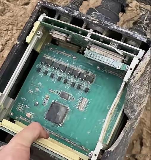 网上刷到被击落的伊朗导弹内部电路板的照片，让我恍惚回到三十多年前，这跟我刚上班时