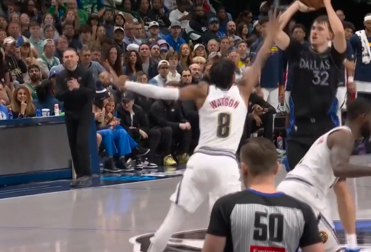 弗拉格干拔三分，独行侠领先5分，还有3分钟时间 