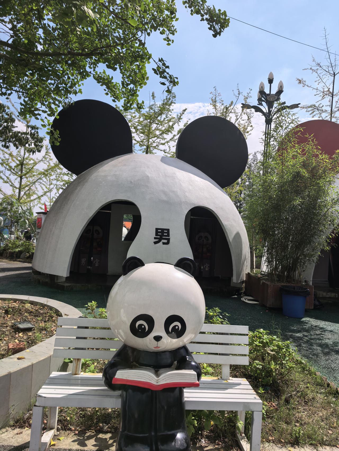 这样的厕所你敢上吗？
在熊猫谷入口处，竟然用大熊猫头像设计了小厕所，不留心还不容