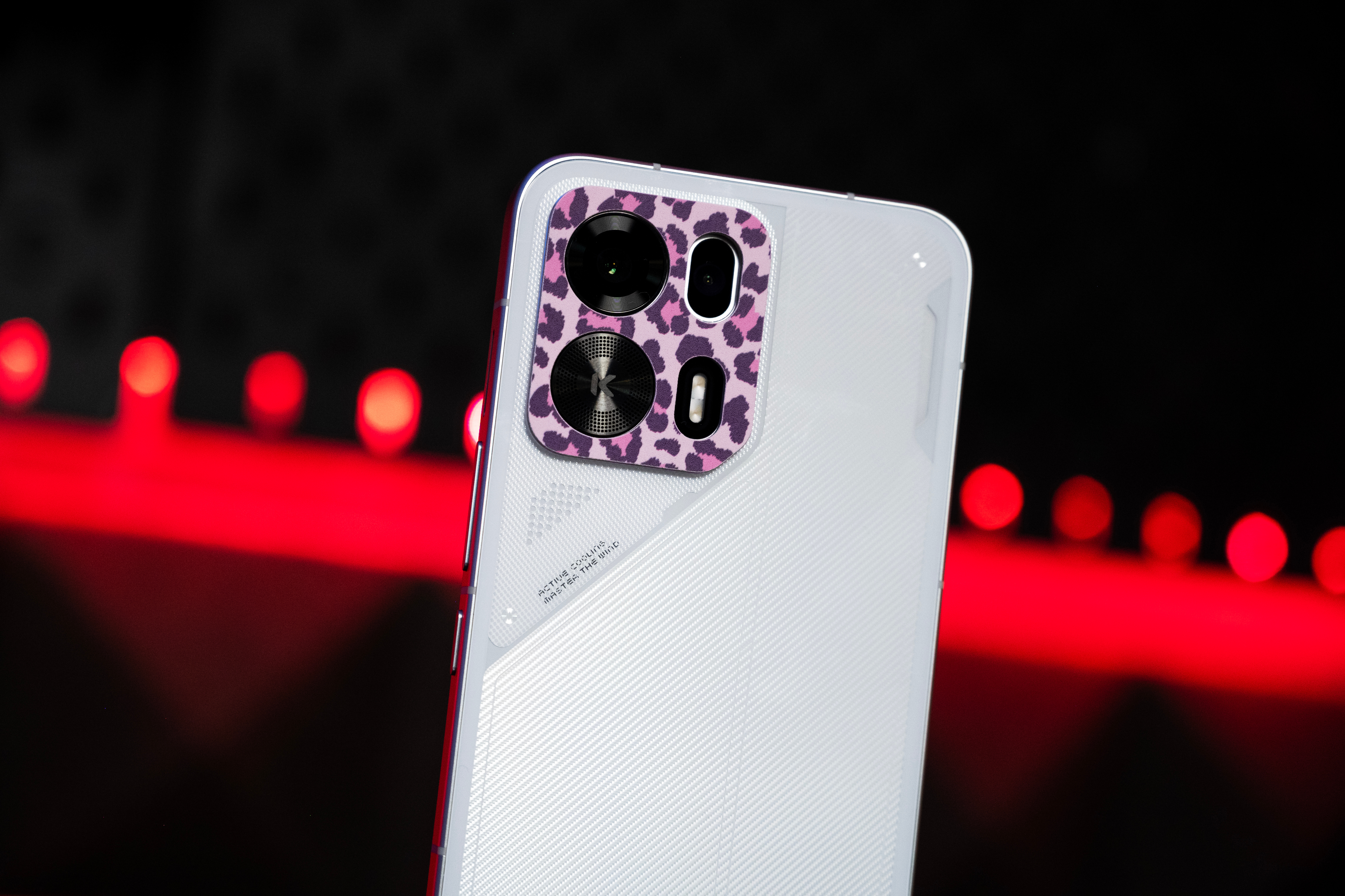 有RGB光的呼吸灯、内置散热风扇、微凸摄像头、带有磁吸镜头装饰的赛博光翼OPPO