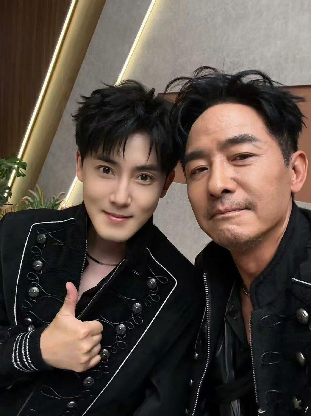 张睿晒和郭晓东合照张睿郭晓东合影 张睿晒和郭晓东合照 