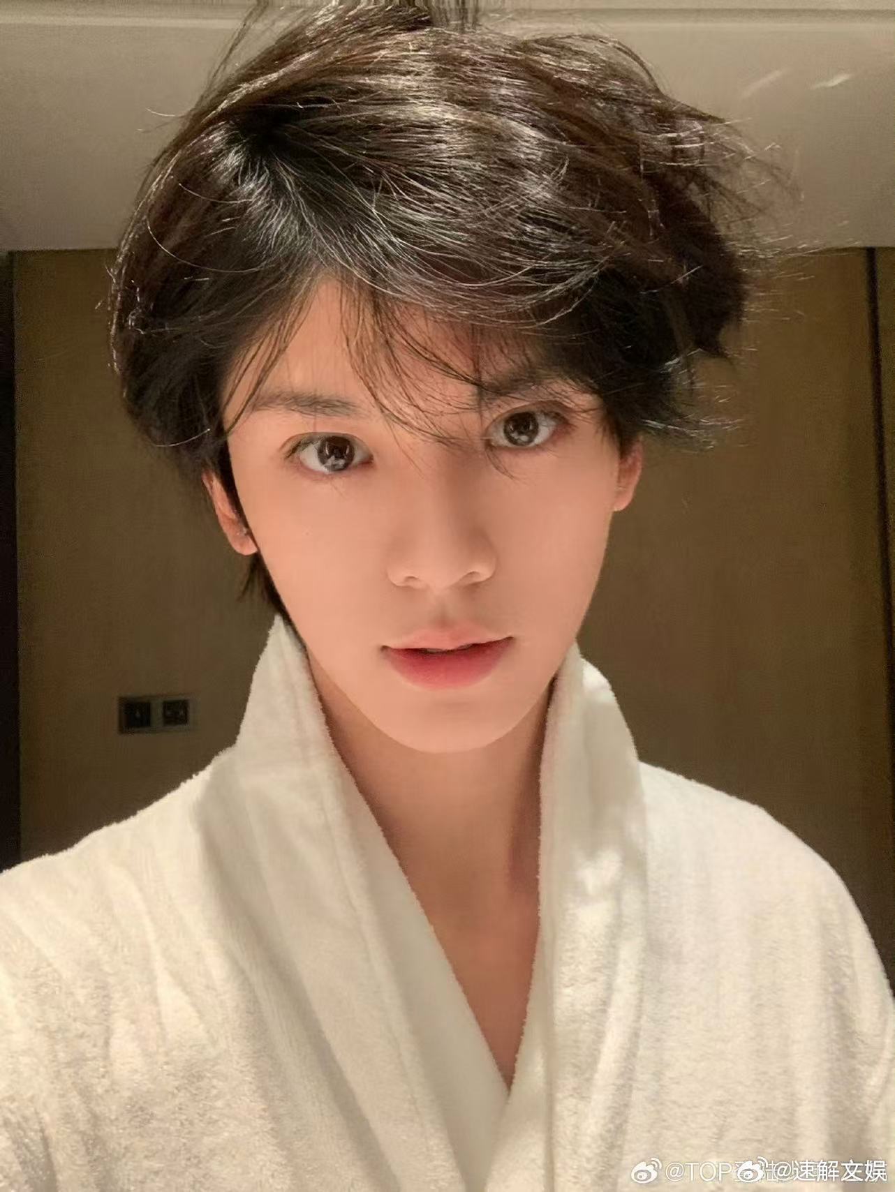 左航浴袍素颜怼脸自拍左航晒浴袍自拍左航浴袍素颜怼脸自拍！五官底子出众，随性模样十