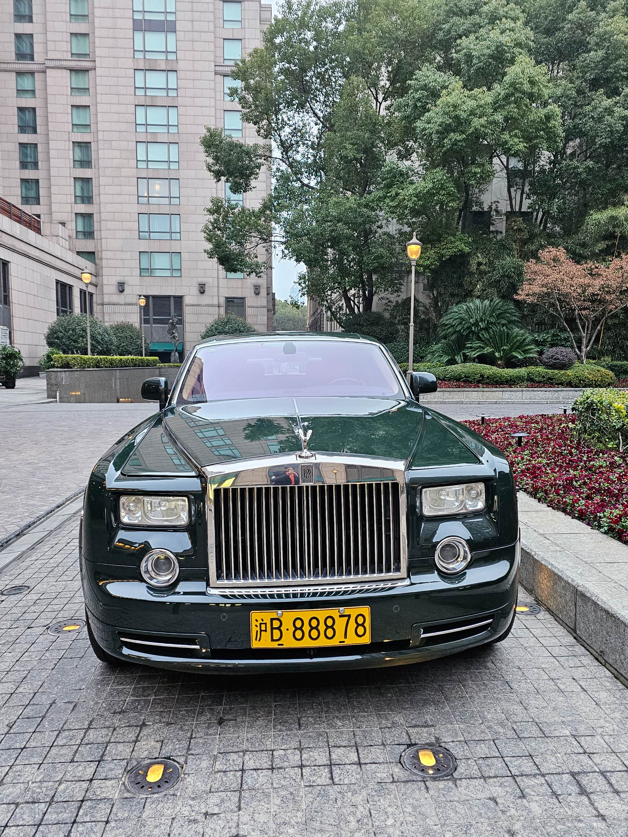 上海外滩半岛酒店门口偶遇一辆黄牌劳斯莱斯幻影加长版，翡翠绿外观和车牌沪...