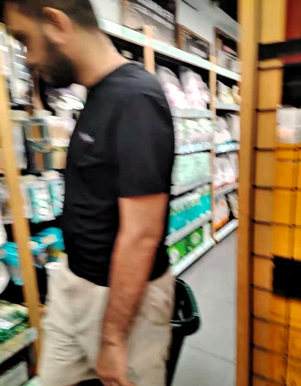 两个印度男人到商场里买东西，提着一堆货物让售货员结账，售货员说需要支付300多元