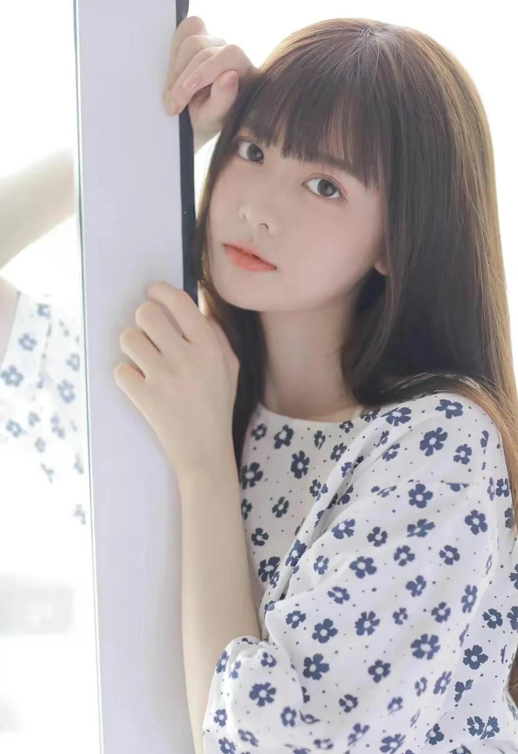 女生上大学8大注意事项：
一、可以谈恋爱，但坚决不能同居。同居和结婚没啥差别。
