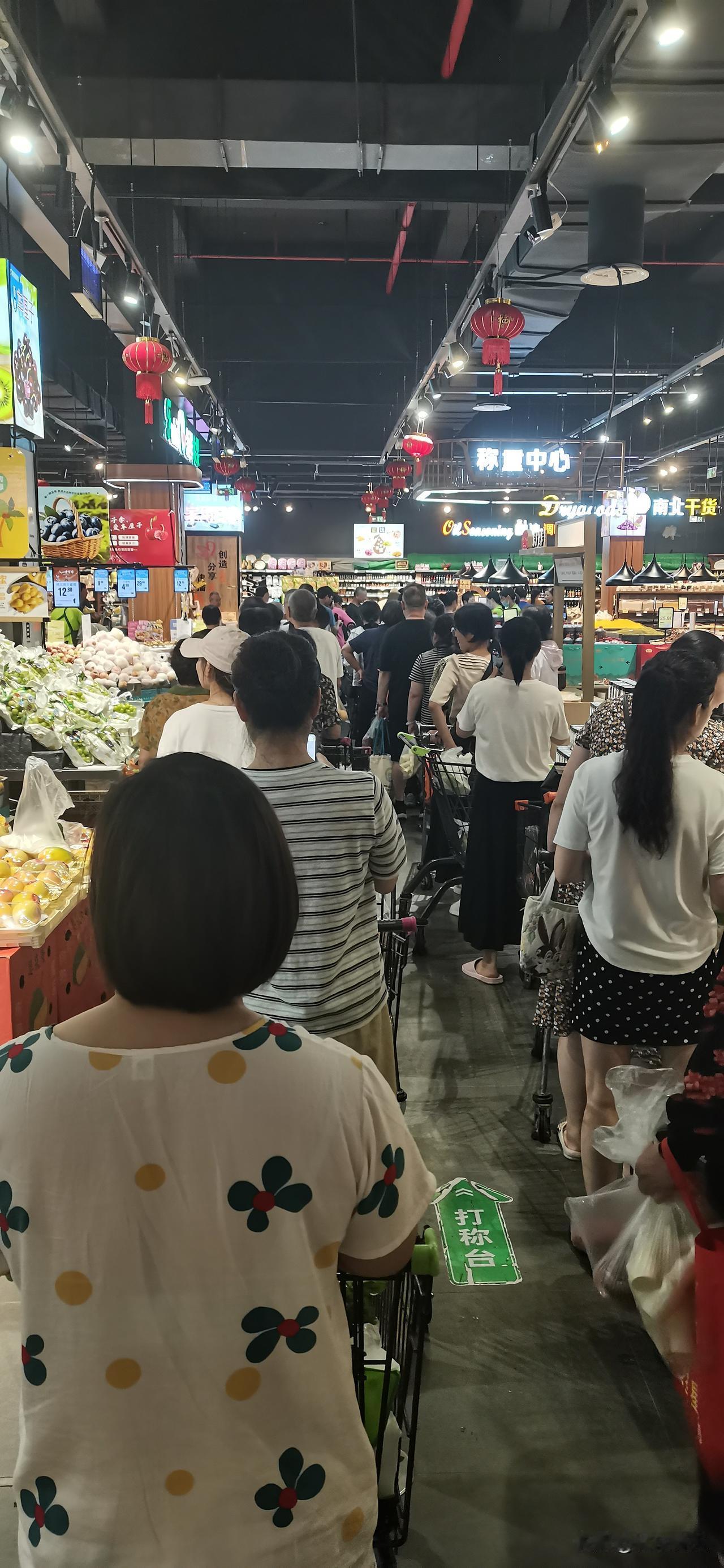 台风要来了，今天在超市看到抢菜的画面，顺手拍了一下，这是合理的吗？台风来了，应该
