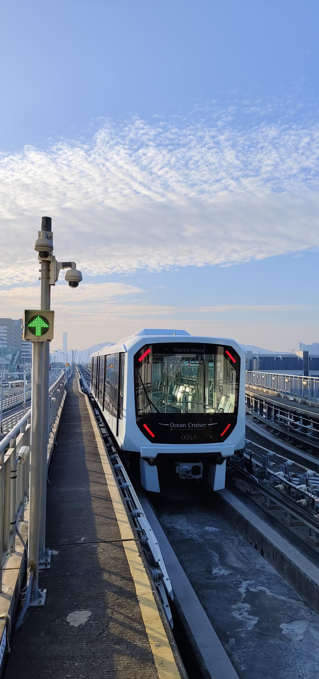 的轻轨只有两节车厢🙃
从海洋站坐到氹仔码头站，从路环岛西面坐到东面，但是我好奇