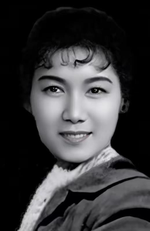 1952年的一天，齐白石已经快90岁了，他不知哪里来的力气，一把将25岁的新凤霞