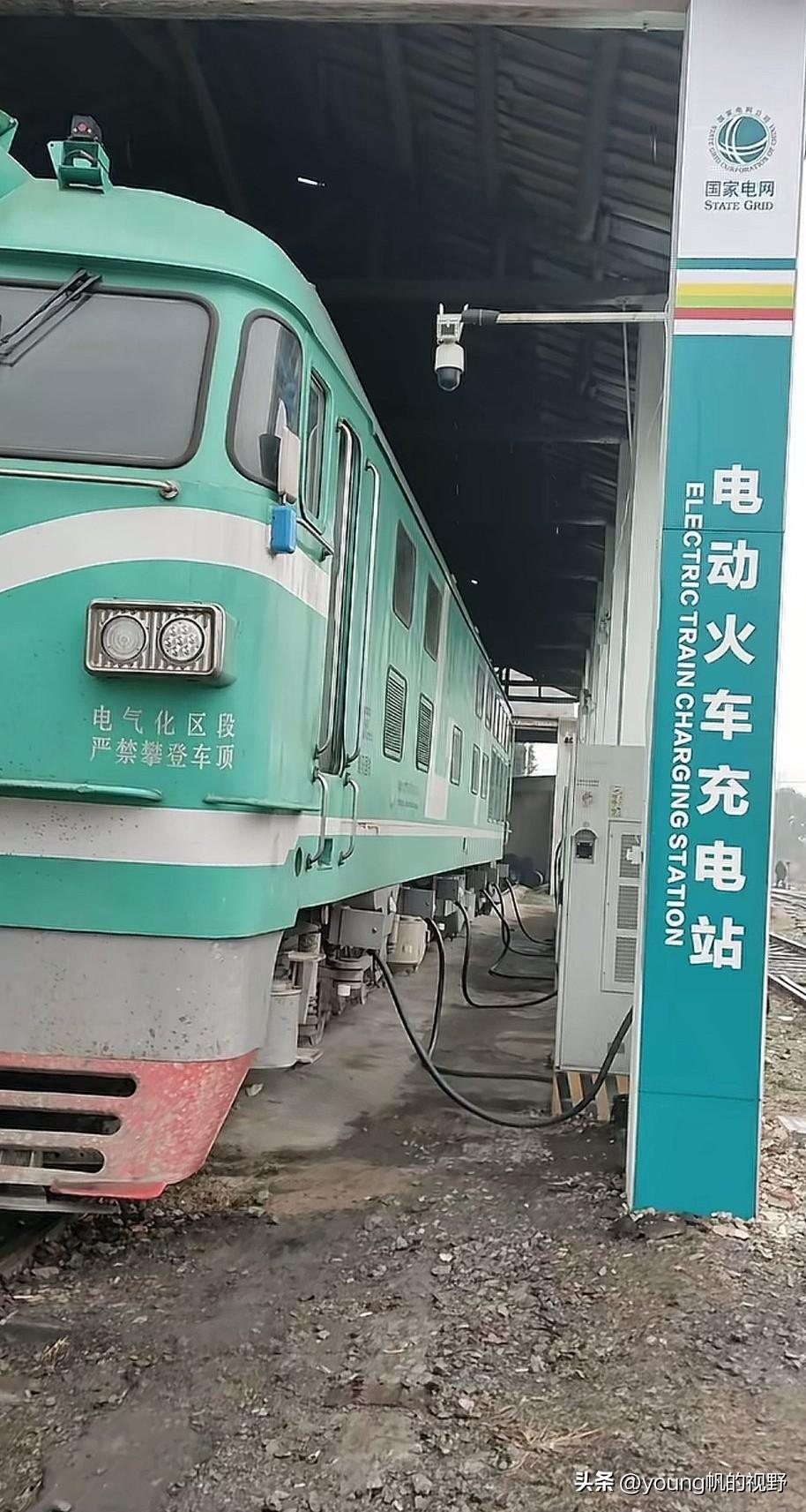 内燃机车也要充电吗？图中这辆东风4B内燃机车实际上已经进行了全面的改造了，除了保