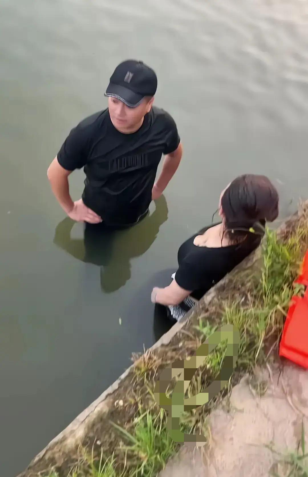 大哥将这个女子救回岸边之后，女子站在那里不愿意走，大哥也不敢走，万一女子又走向深