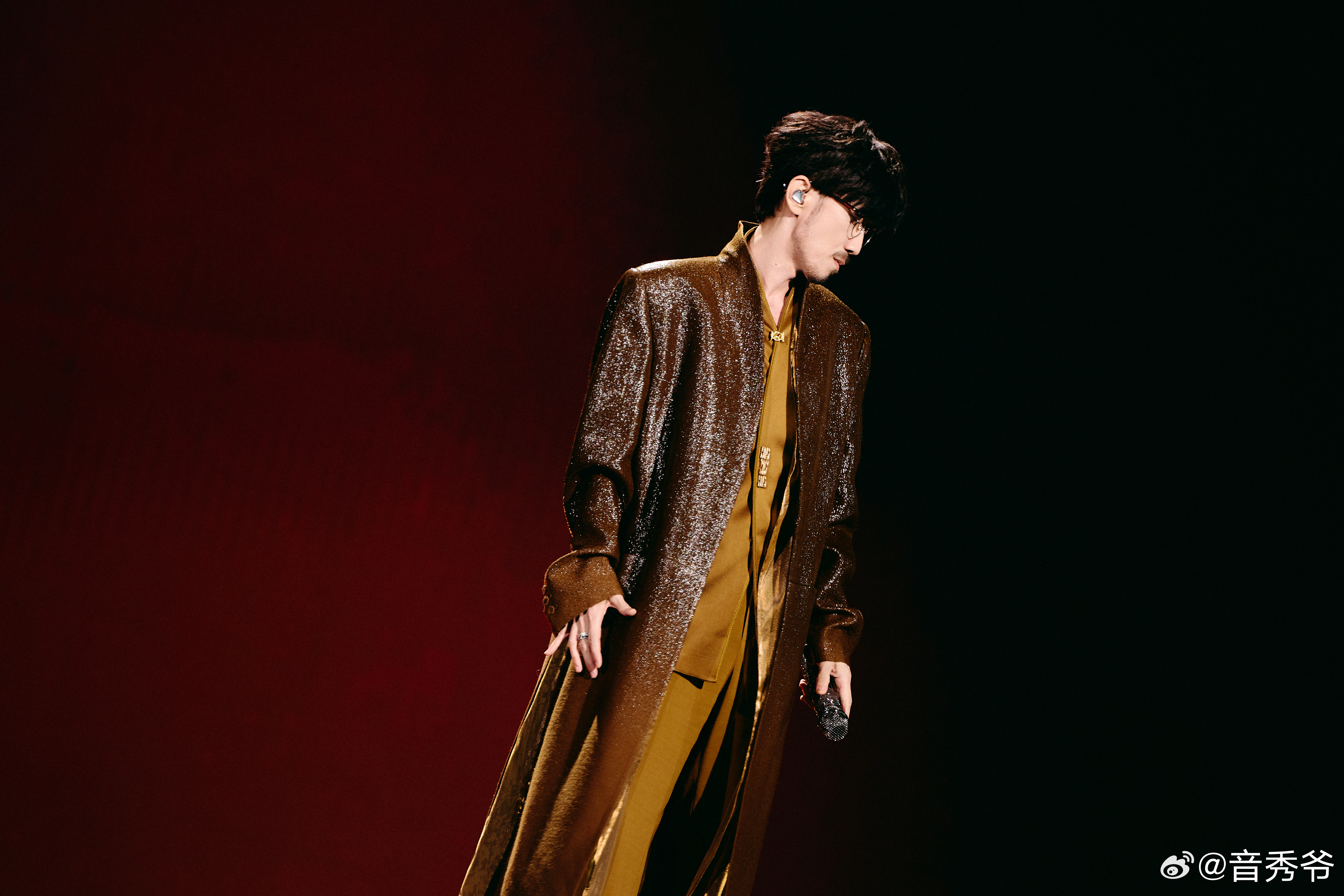 周传雄也拿错奖杯了 谁懂啊！QQ音乐盛典周传雄和王俊凯居然双双拿错奖杯，大小迷糊