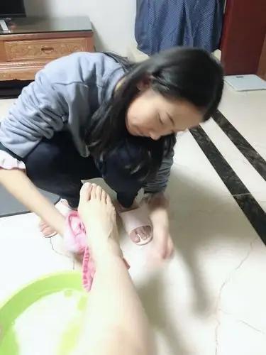 都说养儿防老，如今我60岁，真的觉得是养女儿防老。

我年轻的时候，受到农村人的