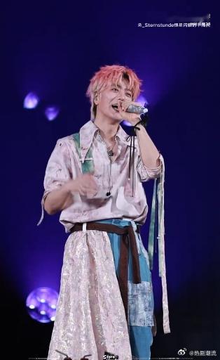 陆虎演唱会唱不完美小孩在陆虎演唱会被宠成小朋友天津灯光闪烁间，青春的回忆如潮水般