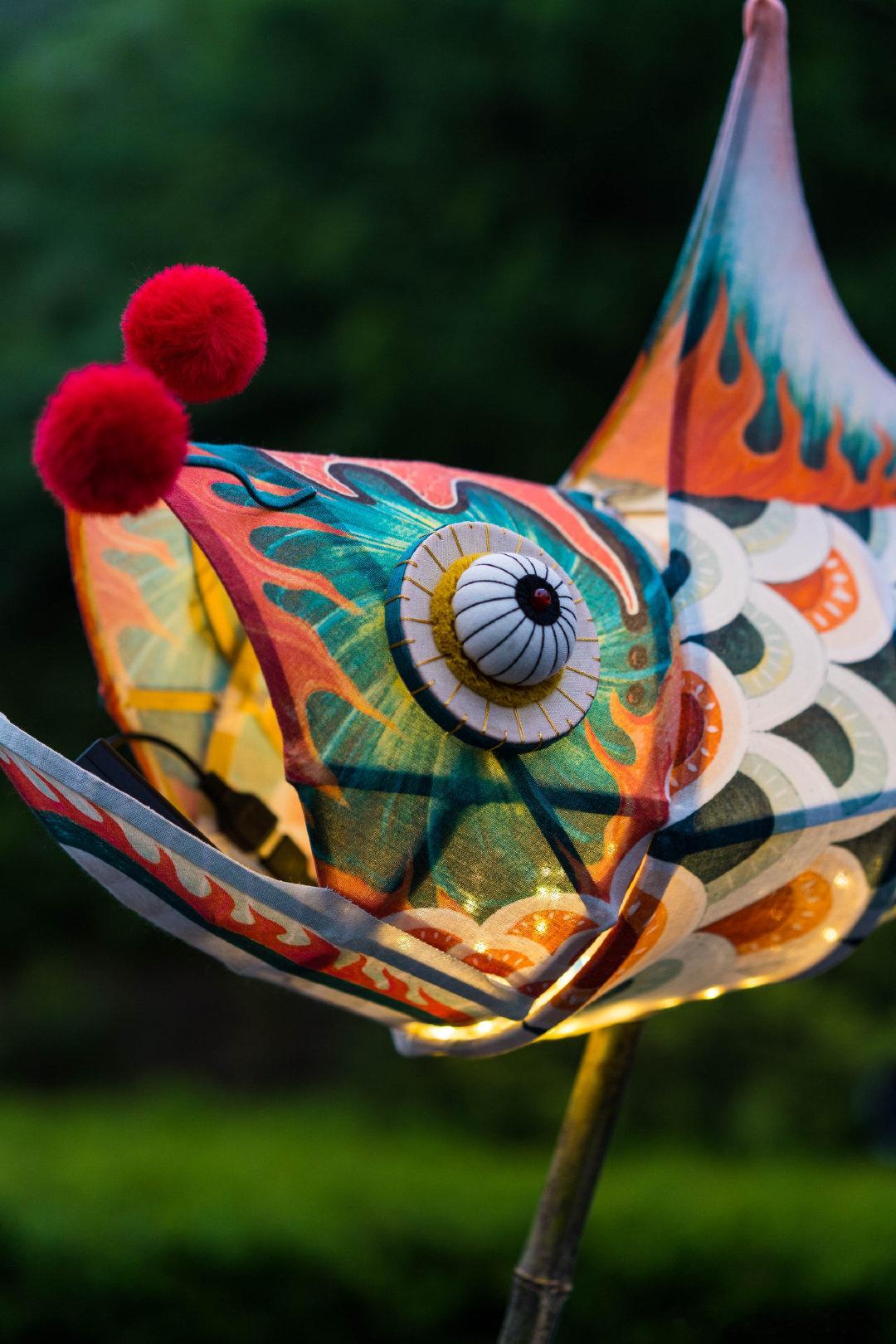 #被杭州的鱼灯巡游惊艳到了# 杭州现汉服鱼灯巡游，由2米大鱼灯带领，超长巡游队伍