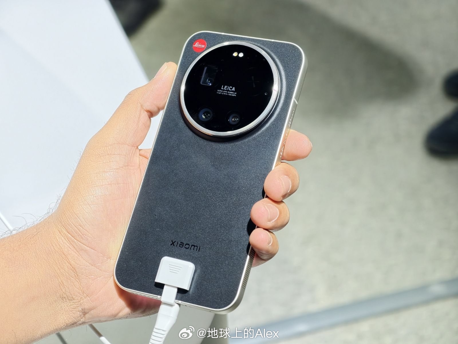 我一直觉得，黑色+徕卡标才是徕卡的灵魂但是呢，正面的直屏窄边框，又需要银色边框以