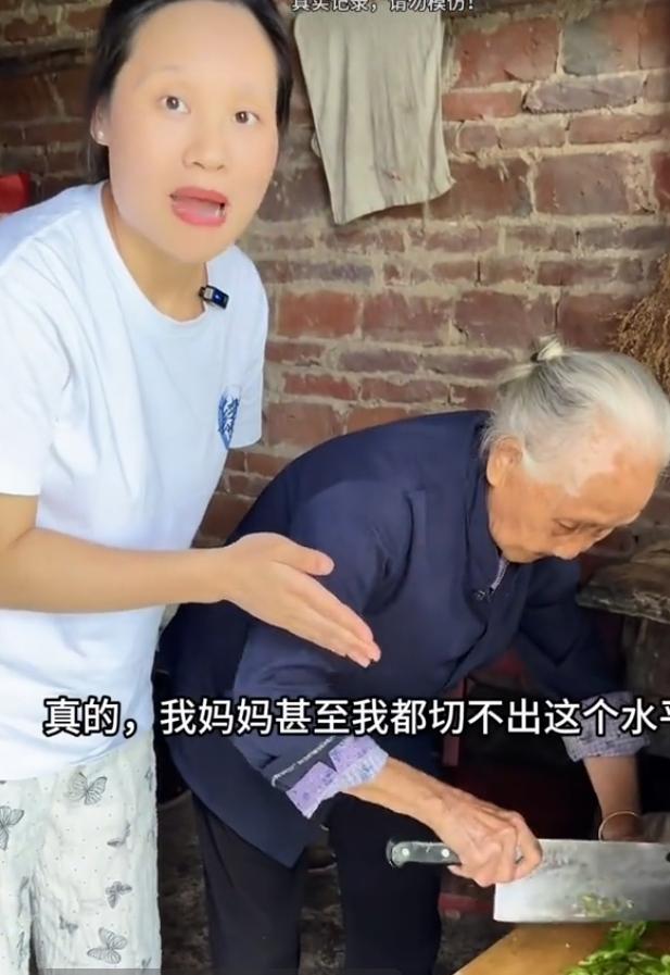 浙江台州110岁的严桂凤奶奶简直是“长寿天花板”。生于1916年的她，是当地最长