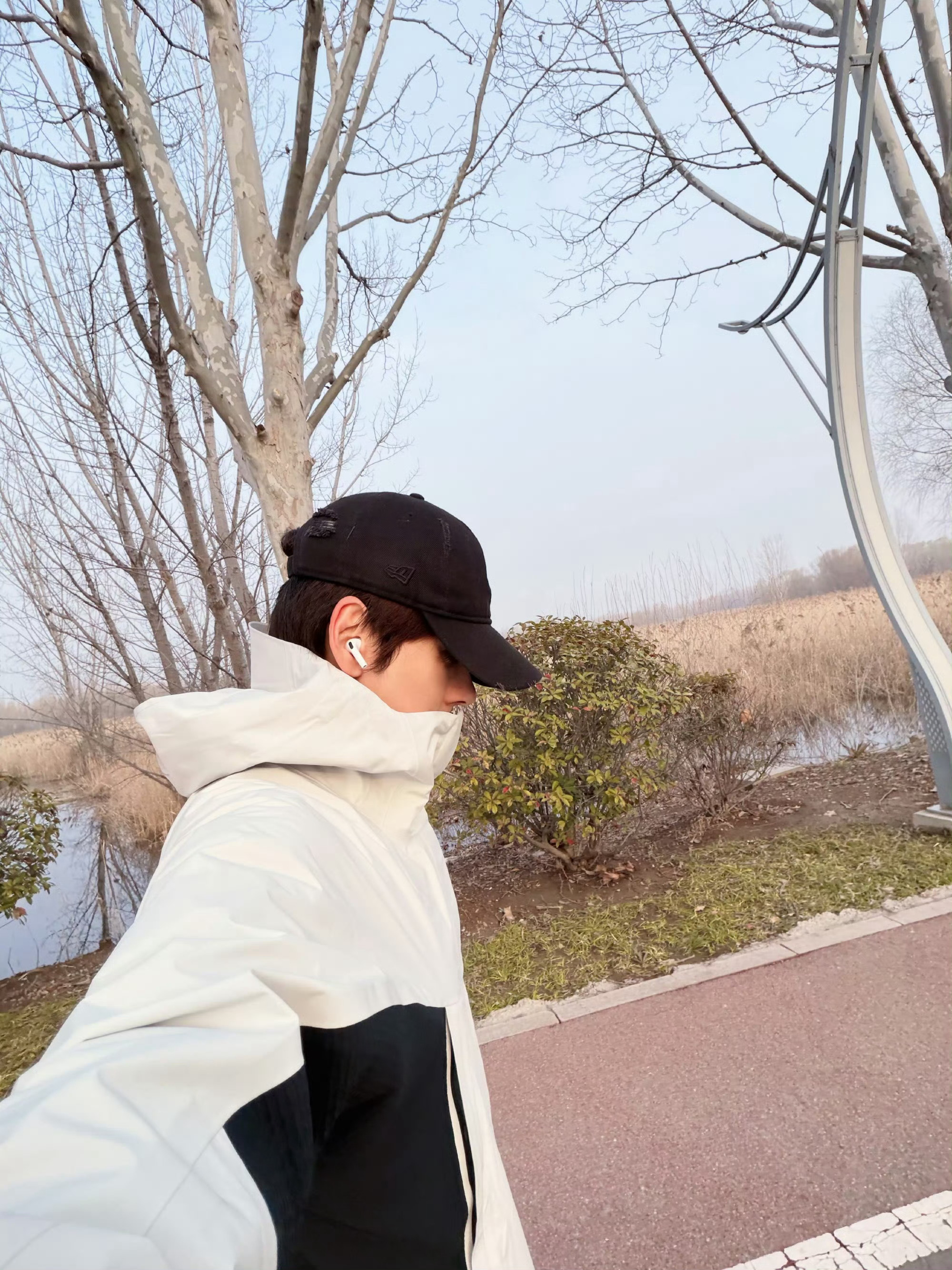 魏哲鸣现在长剧市场不好做听到魏哲鸣说长剧市场不好做，心里挺难受的。他十年拍了近二