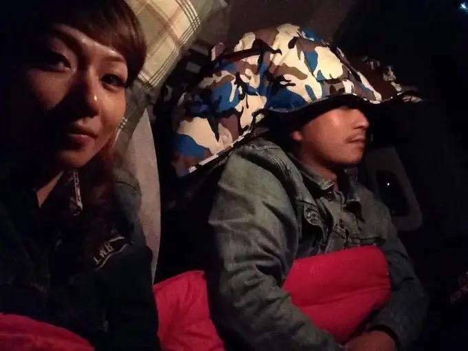 看哭了！一男子携妻儿回老家过年，到家门口已经是凌晨，男子怕吵醒母亲，于是跟妻子商