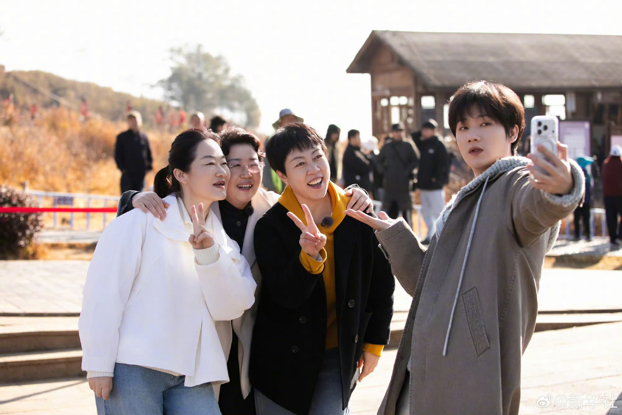 蒋敦豪带十个勤天妈妈团游腾冲 阳光、旷野、摩托车，还有妈妈们笑成花的模样。把《我