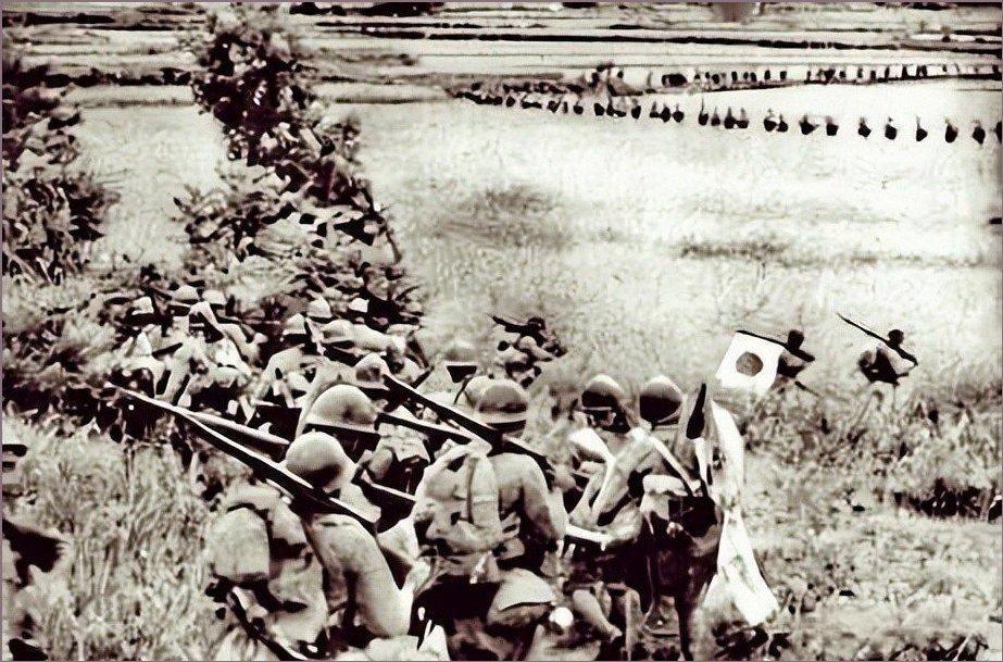 1945年，国军三个王牌师围歼日军一个联队，美式冲锋枪机关炮齐上阵，最后打扫战场