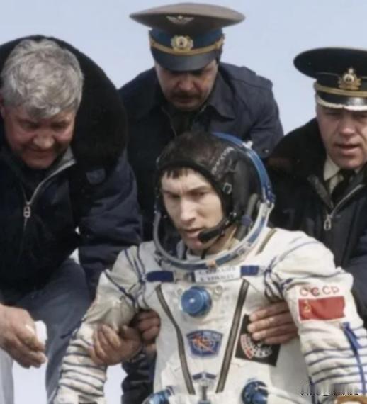 1991年，苏联一名宇航员刚飞上太空，国家解体了。他被丢在太空上311天。当他好