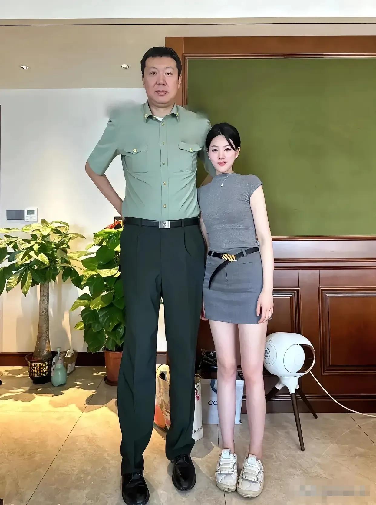 这搭配回头率高爆了！
中国男篮王治郅与她的小女友，小女友其实身高不矮，身材也不算