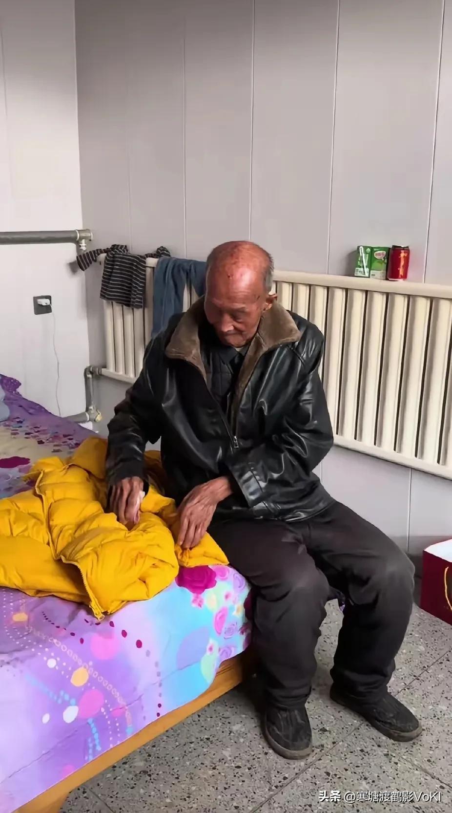 女孩刚出生就被父母遗弃，是养父把她抱回家扶养长大。养父靠着打零工供养女孩上学，女