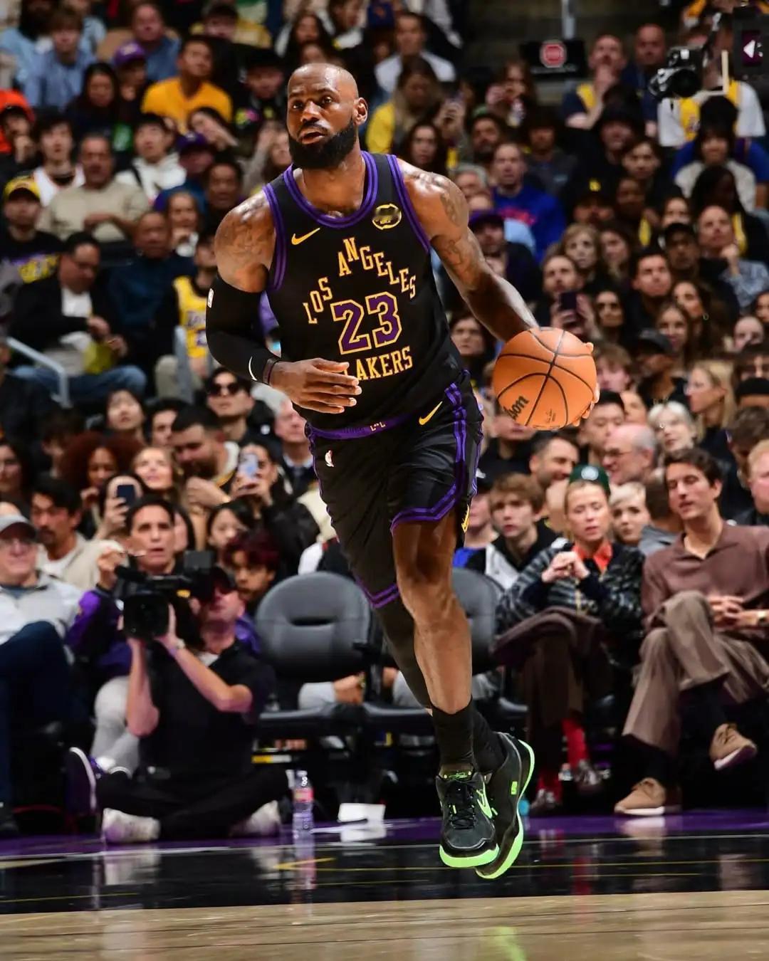 LeBron James 今日赛场照。詹姆斯41岁生日新年贺词