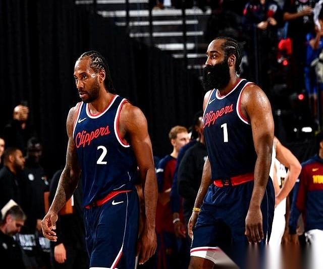 你知道最扎心的是什么吗？
不是揭幕战就输了20多分。
而是输完了，第二天新闻告诉