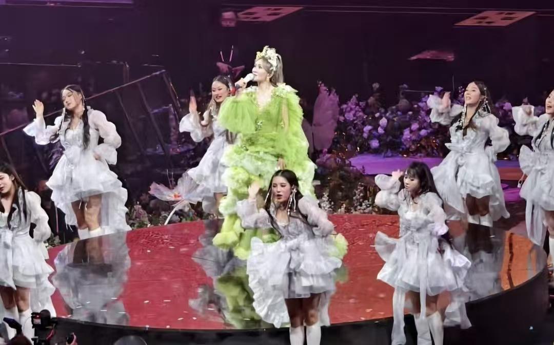 谢娜昨晚的演唱会，座无虚席热闹非凡，但有几个问题想不明白。
1，现场几万观众真去