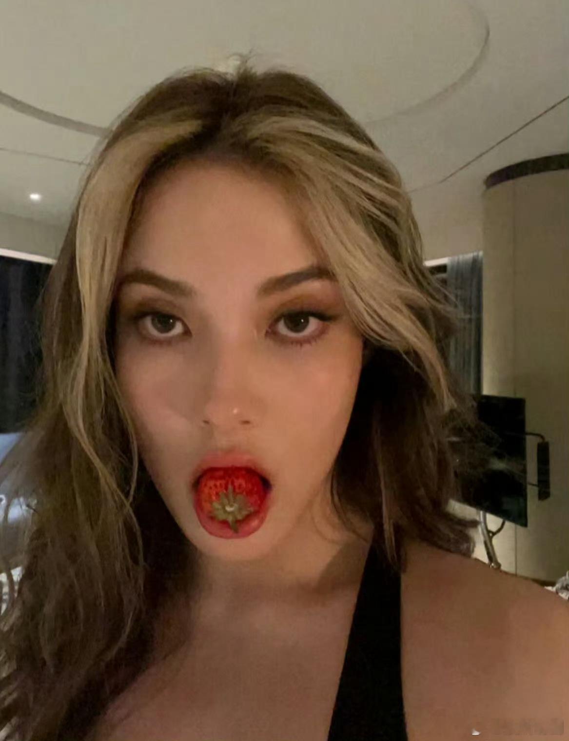 谷爱凌现在怎么也喜欢这么拍照？ ​​​