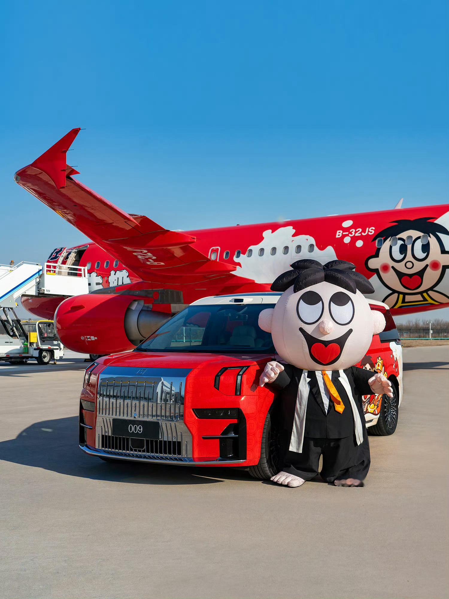 华聊车事 旺仔集团的一位大佬也选择了极氪009作为他的座驾，009一脸严肃的车头