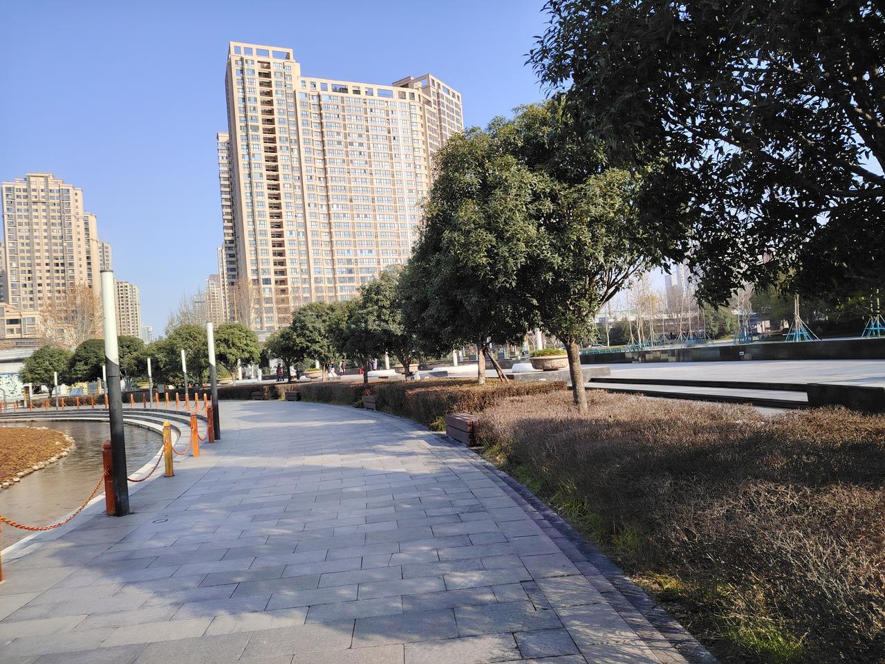 有个学生上课睡觉，关老师每节课都会去将他唤醒，唯恐他睡出意外。可每次换来的却是学