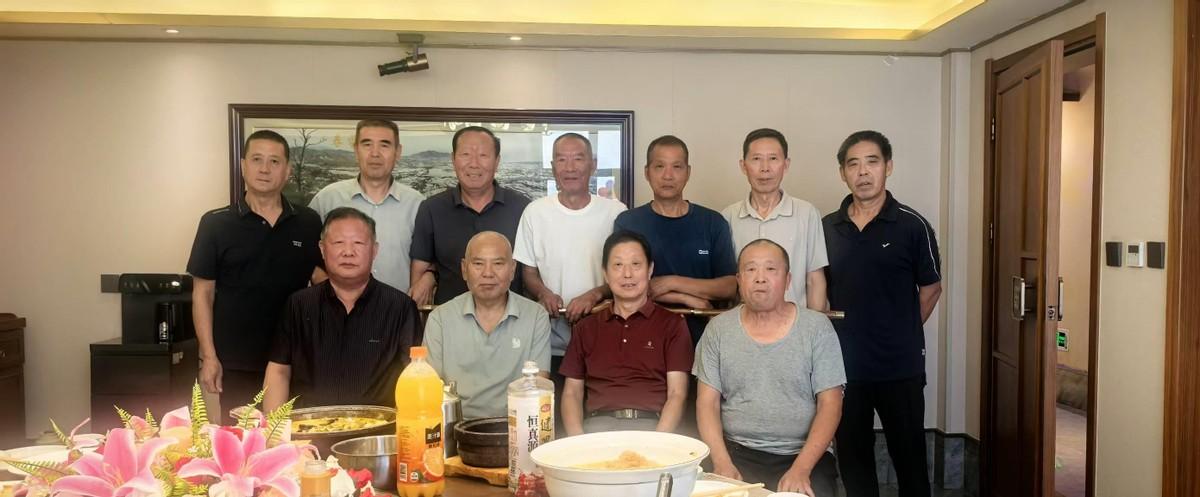 一场战友聚会，11个人喝出了四种人生，也照出了人性最真实的那一面。
昨天中午，这