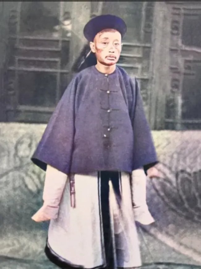 这是晚清皇宫禁军马队亲兵蓝翎长祥安，属正九品武官，是负责皇帝与太后安全的“大内高